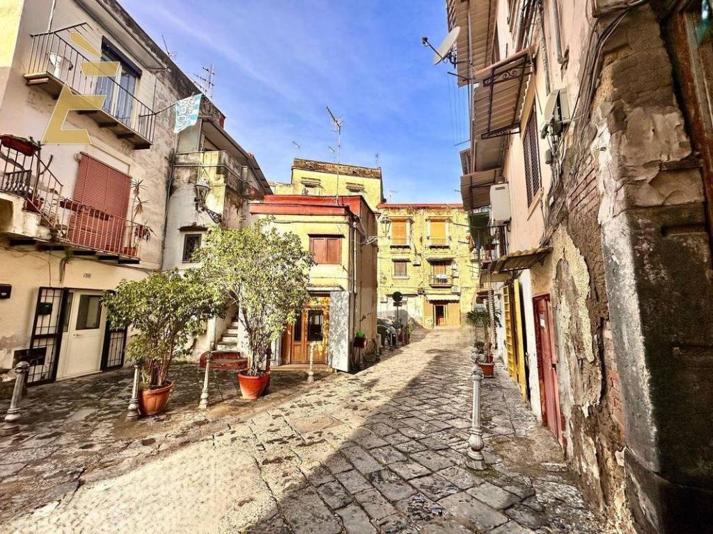 Appartamento a Portici in CORTILE PRIMO CARLO E LUIGI GIORDANO, 14 - Foto 5