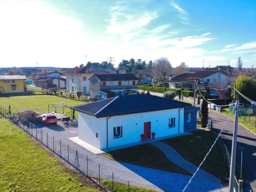 Villa a Palazzolo dello stella in Via Chiamparuzzo, 5 - Foto 3