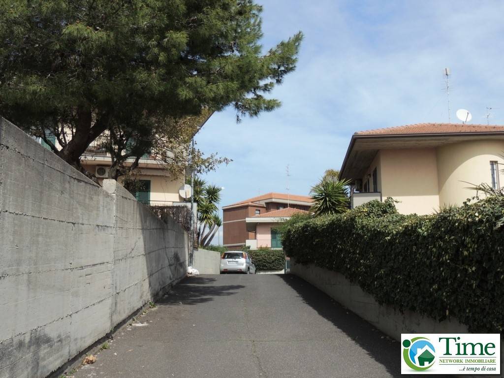 Box / garage a Gravina di catania in Via Caduti del Lavoro, 46 - Foto 3