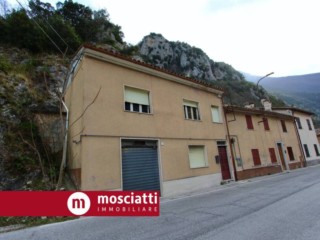 Casa indipendente a Pioraco in Viale Rossini, 43 - Foto 2