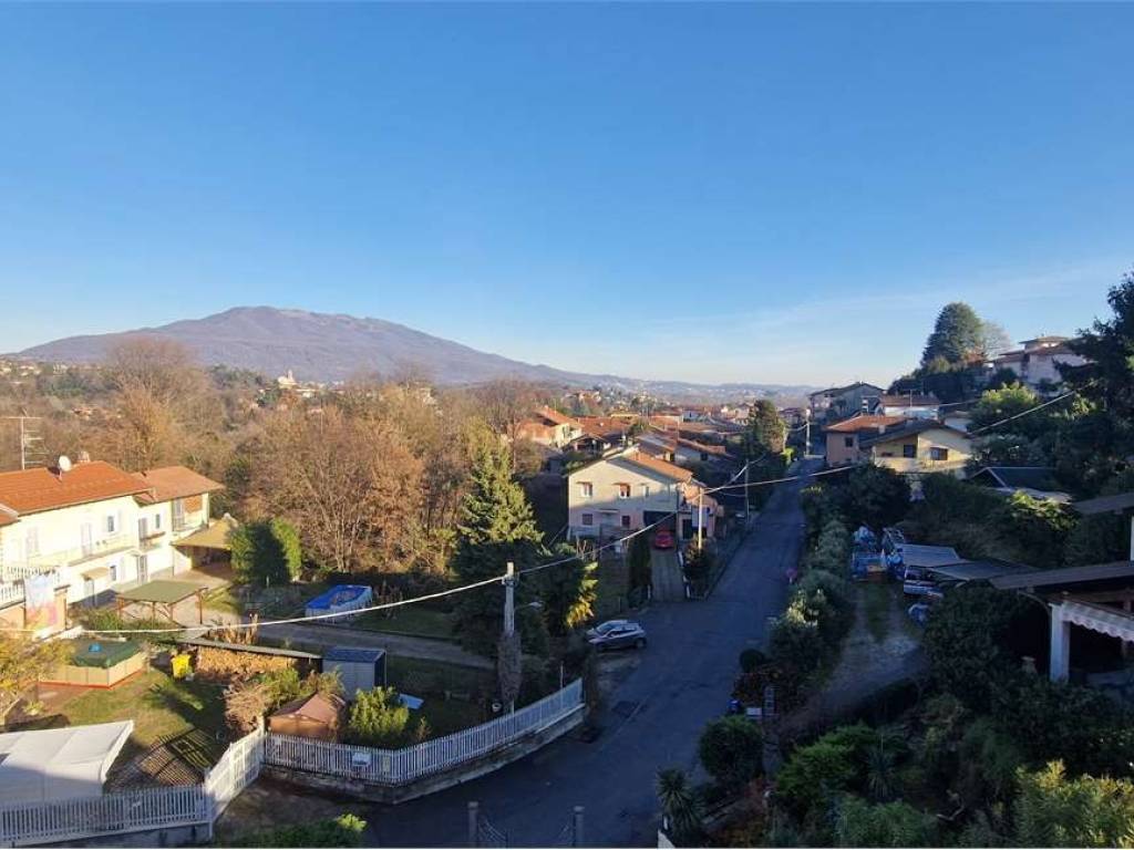 Appartamento a Besozzo in via binda, 21 - Foto 2