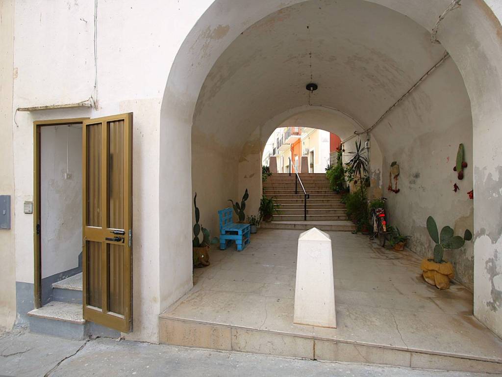 Casa indipendente a Parabita in Via Francesco Crispi - Foto 2
