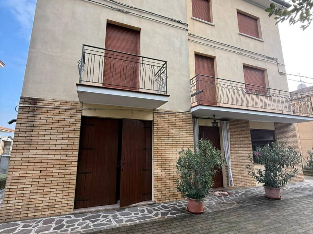 Villa a Cavezzo in Via Camillo Benso di Cavour, 169 - Foto 2
