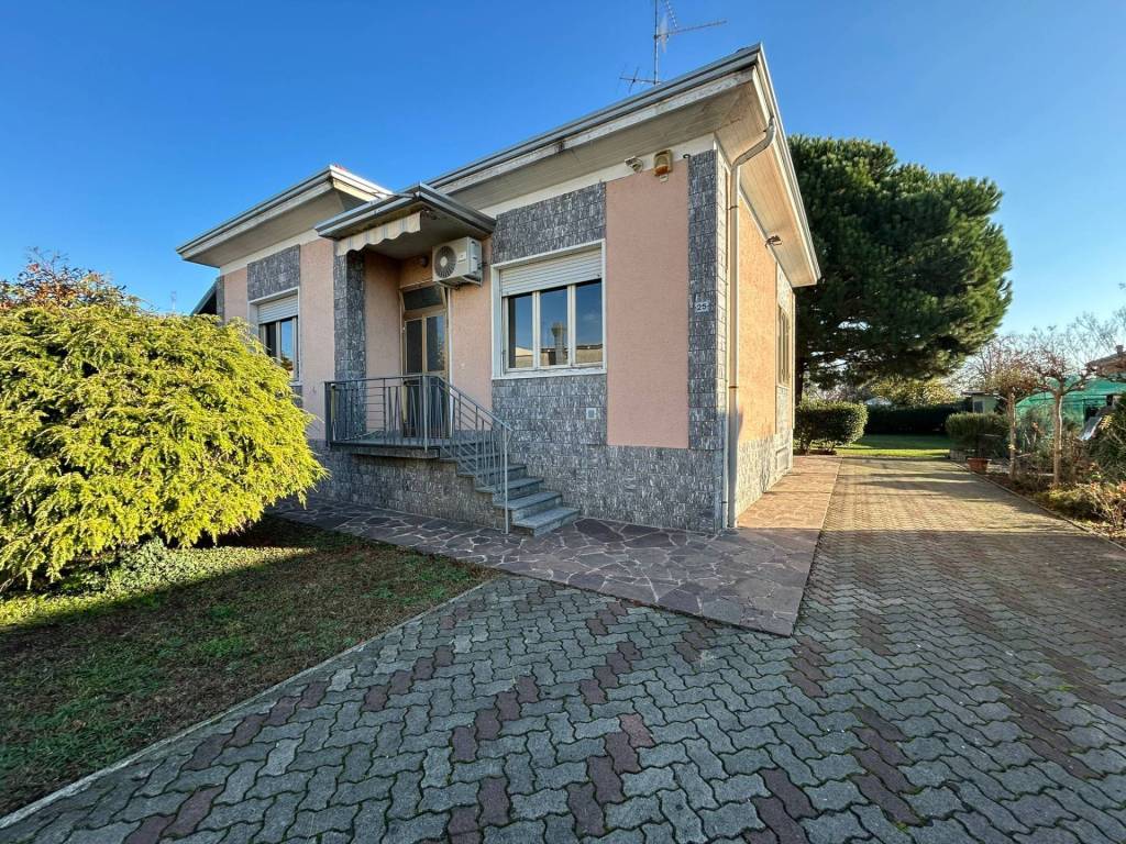 Villa a Fagnano olona in VIA VIRGILIO, 25 - Foto 2