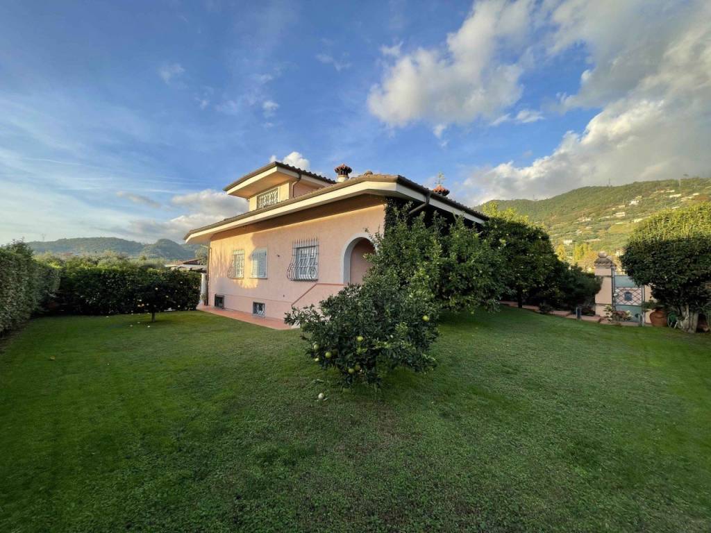 Villa a Seravezza in via Garbuio, 250 - Foto 2