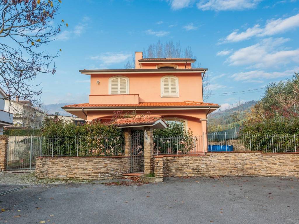 Villa a Massa e cozzile in Via Croci - Foto 2