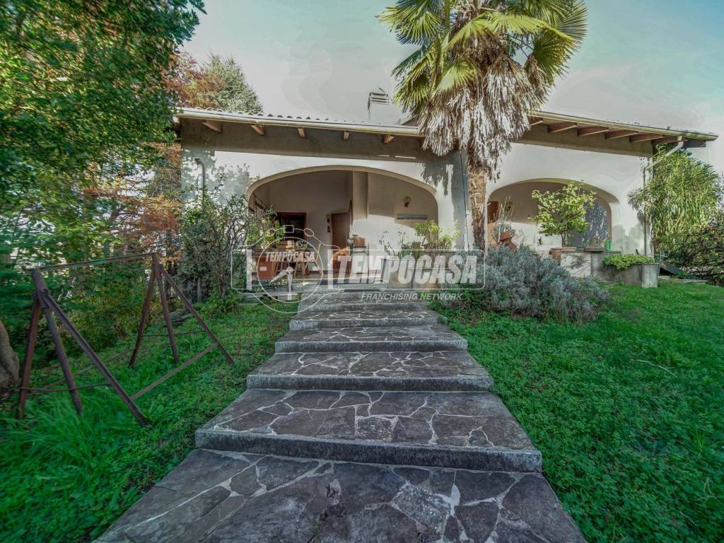 Villa a Borgomanero in Via Monsignore Cavigioli - Foto 4