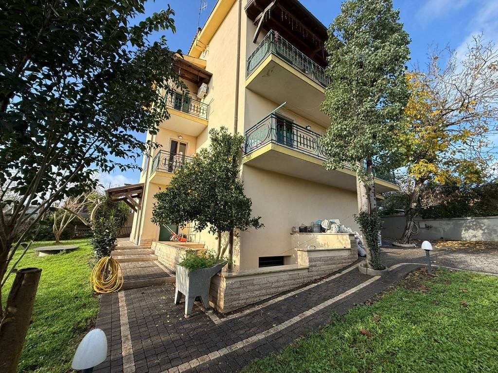 Box / garage a Aprilia in Via Tione - Foto 3