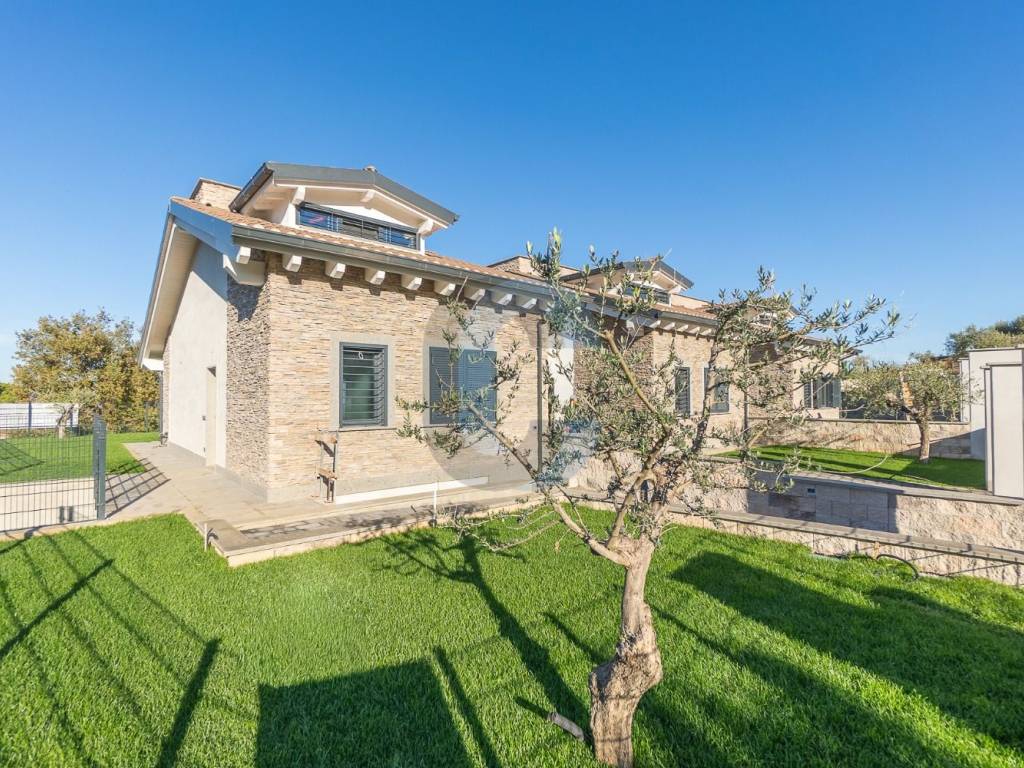 Villa a Monte porzio catone in Via Frascati Colonna, 32 - Foto 3