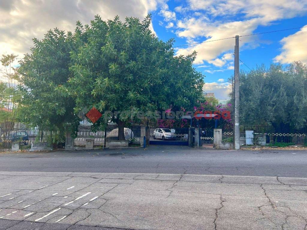 Appartamento a San giovanni la punta in Via Madonna delle Lacrime, 64 - Foto 2