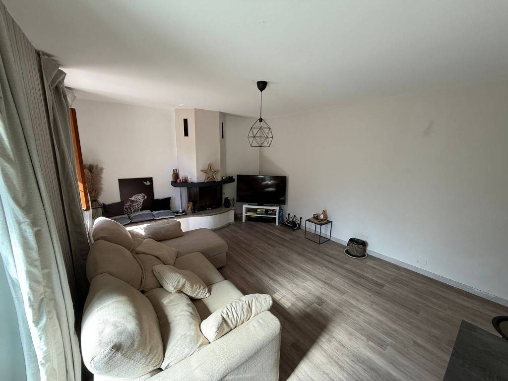 Appartamento a Oltrona di san mamette in Via Vittorio Emanuele II, 7 - Foto 4