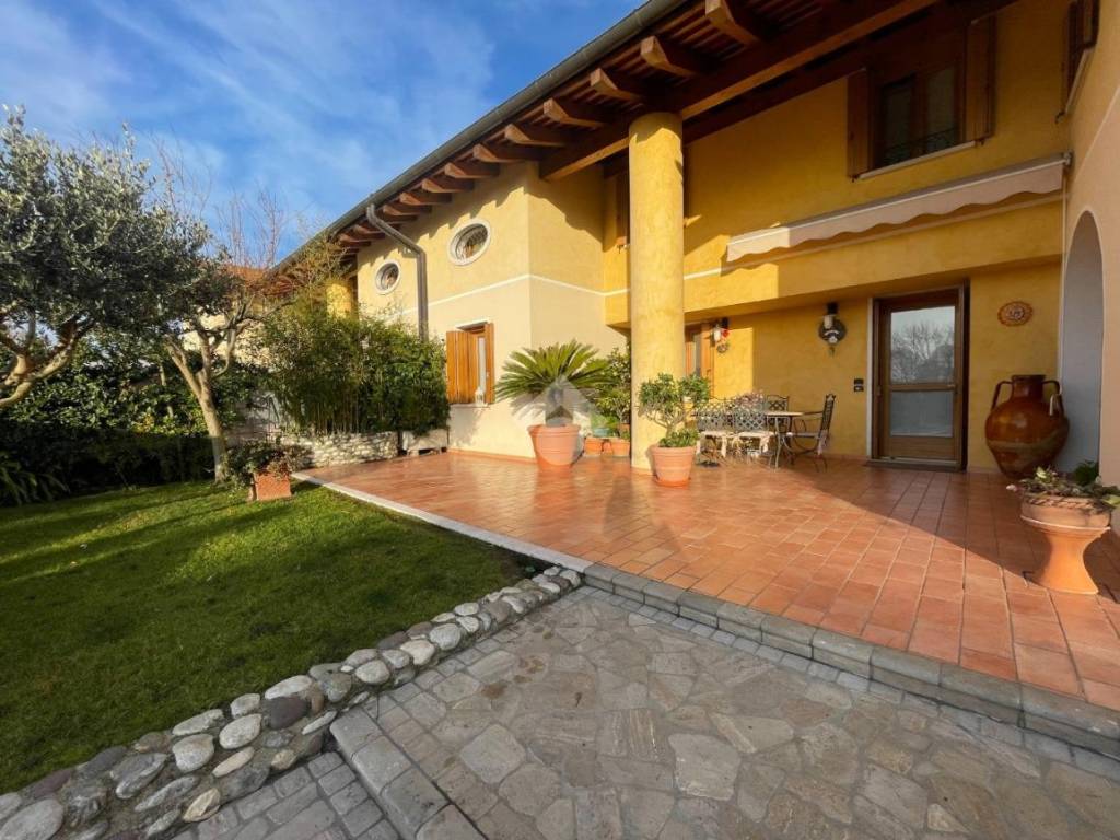 Villa a Bassano del grappa in Via Travettore, 91 - Foto 2
