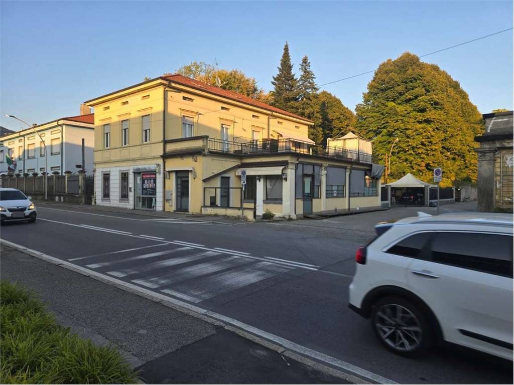 Palazzo / stabile a Verbania in Viale Azari, 102 - Foto 2