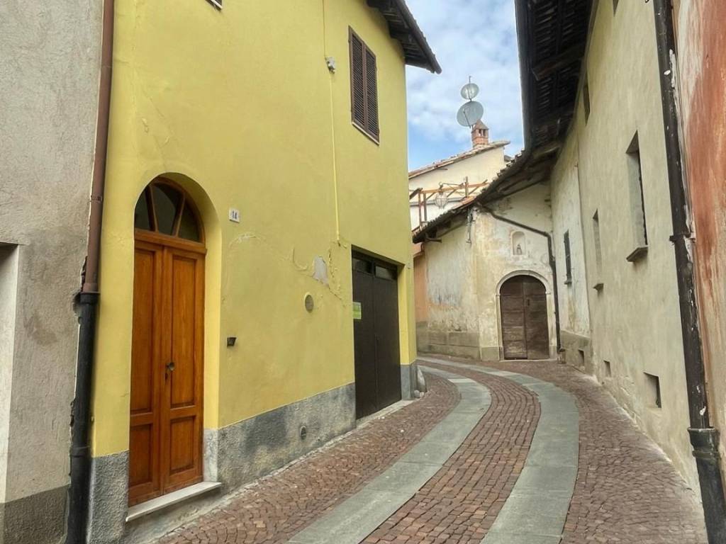 Casa indipendente a Serralunga d'alba in Via Roma, 14 - Foto 2