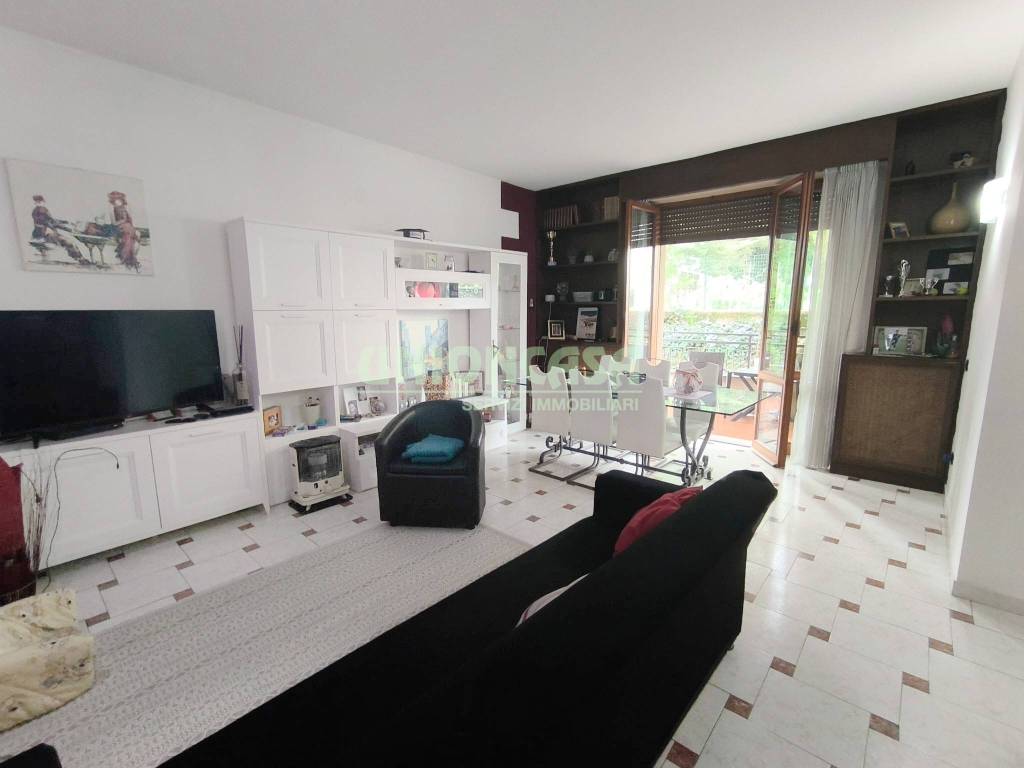 Appartamento a Tradate in Via Carlo De Simoni, 19 - Foto 2