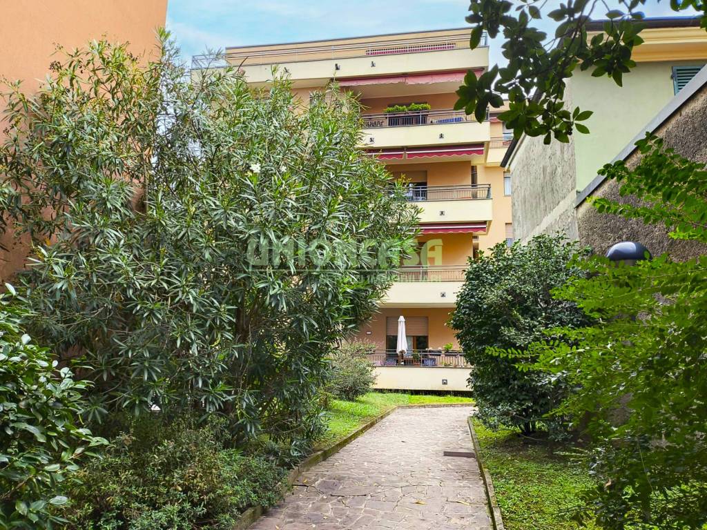 Appartamento a Tradate in Via Carlo De Simoni, 19 - Foto 3