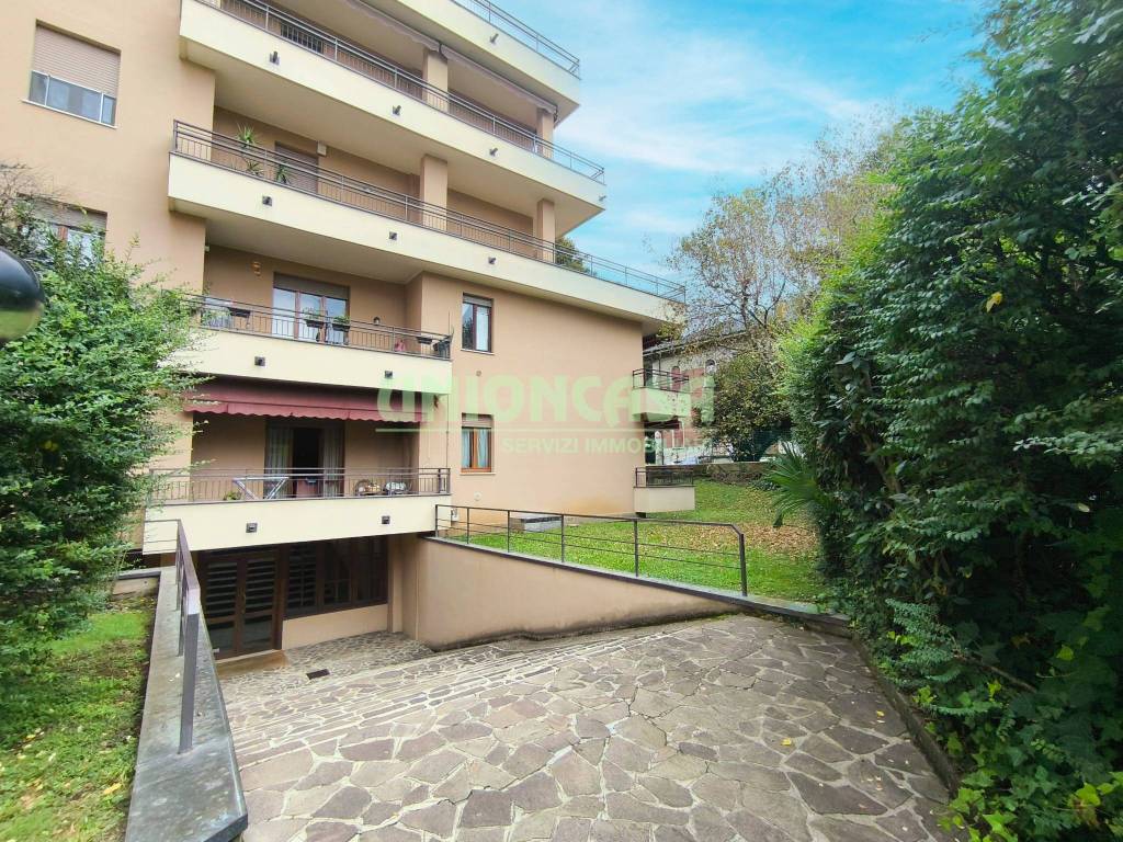 Appartamento a Tradate in Via Carlo De Simoni, 19 - Foto 4