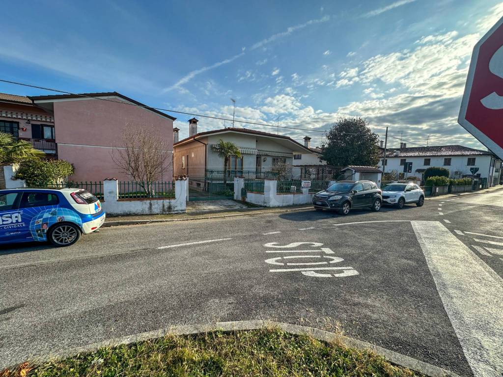Villa a Chiopris-viscone in VIA BATTISTI, 40 - Foto 2