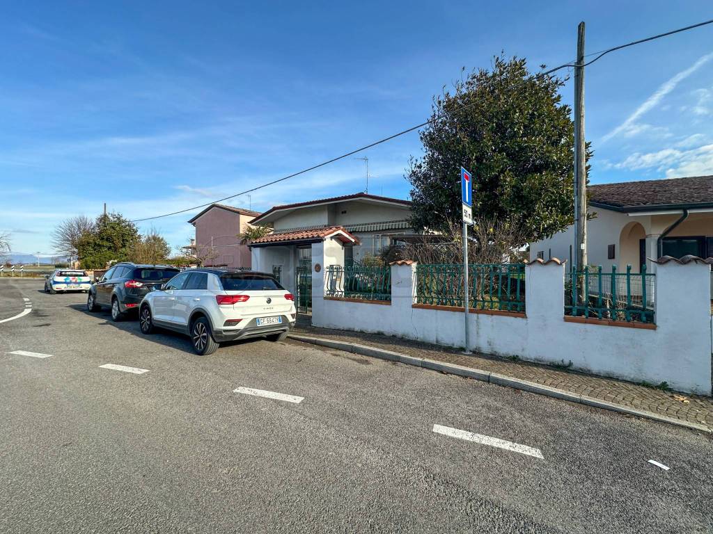 Villa a Chiopris-viscone in VIA BATTISTI, 40 - Foto 3