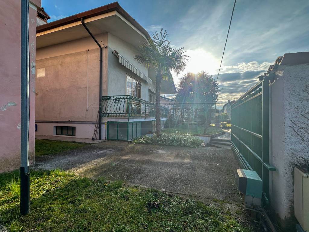 Villa a Chiopris-viscone in VIA BATTISTI, 40 - Foto 4