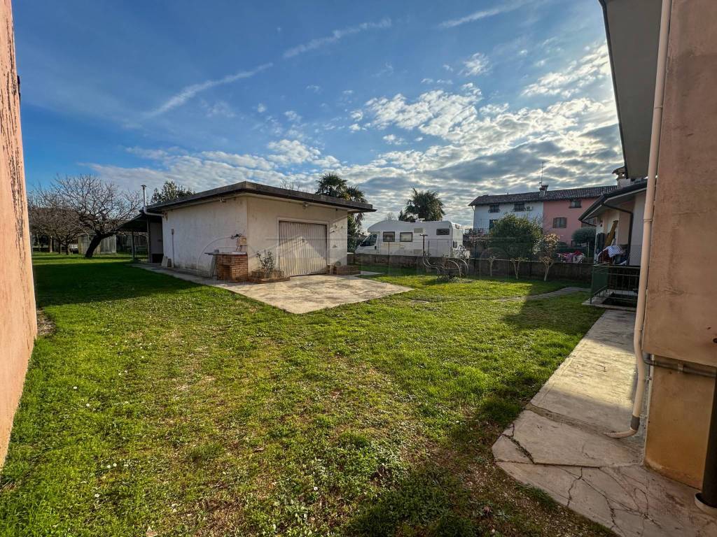 Villa a Chiopris-viscone in VIA BATTISTI, 40 - Foto 5