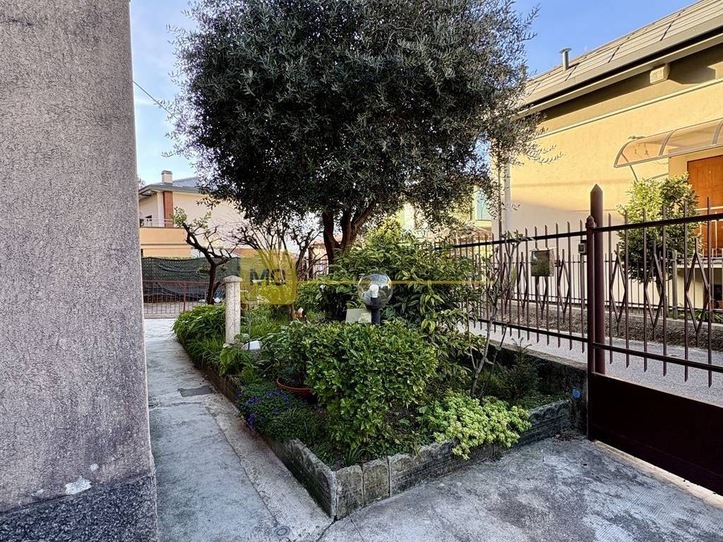 Appartamento a Lecco in Via Don Serafino Morazzone - Foto 3
