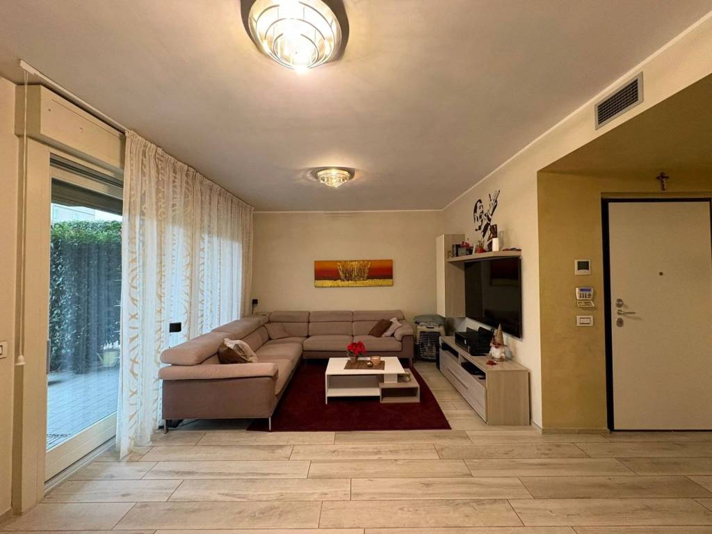 Appartamento a Caronno pertusella in Via Pola, 77 - Foto 2