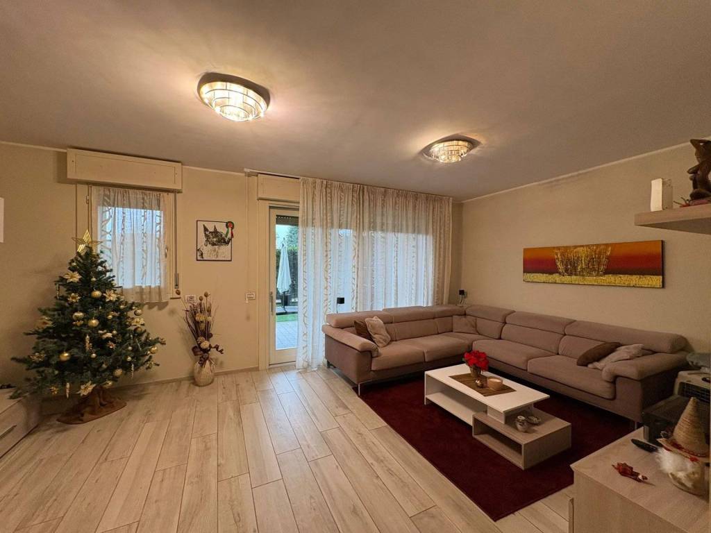 Appartamento a Caronno pertusella in Via Pola, 77 - Foto 3