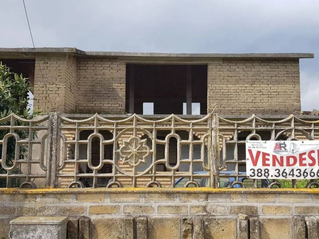 Villa a Aprilia in Via Levanzo S.N.C. - Foto 3