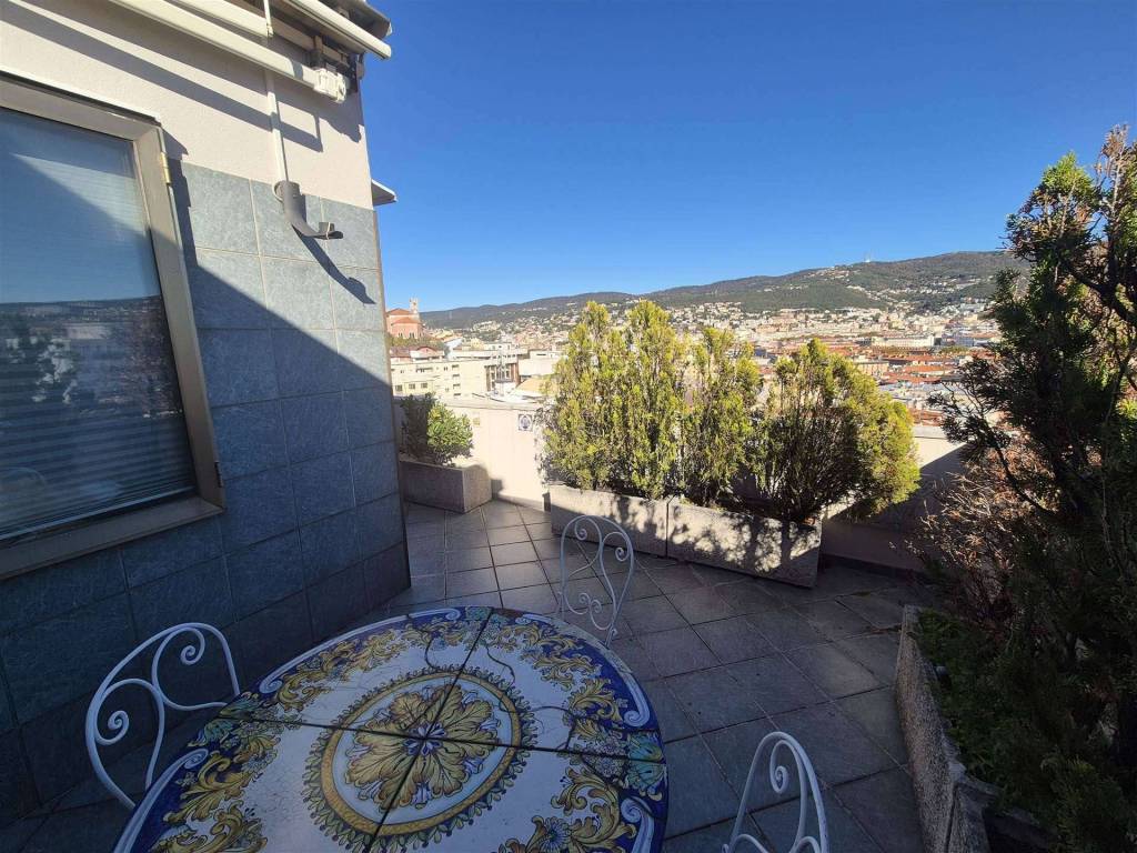 Attico / mansarda a Trieste in Via della Guardia, 1 - Foto 2