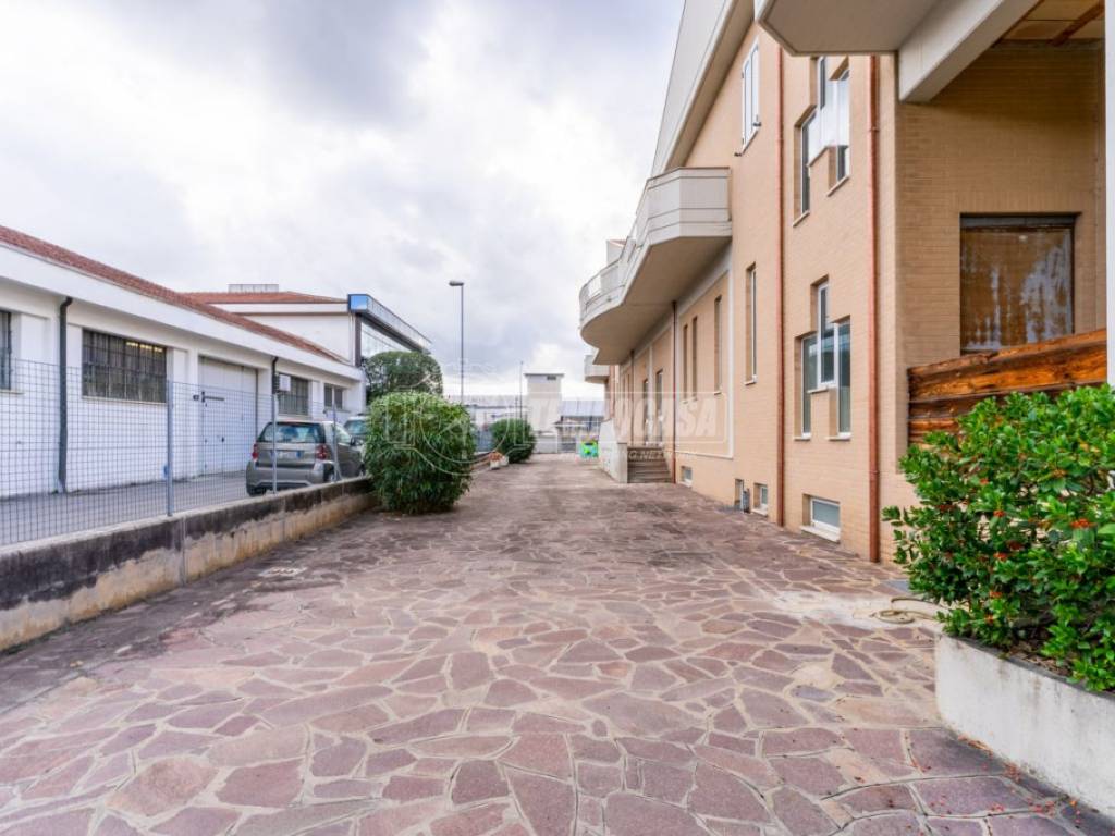 Immobile a Corridonia in Viale del Lavoro - Foto 2