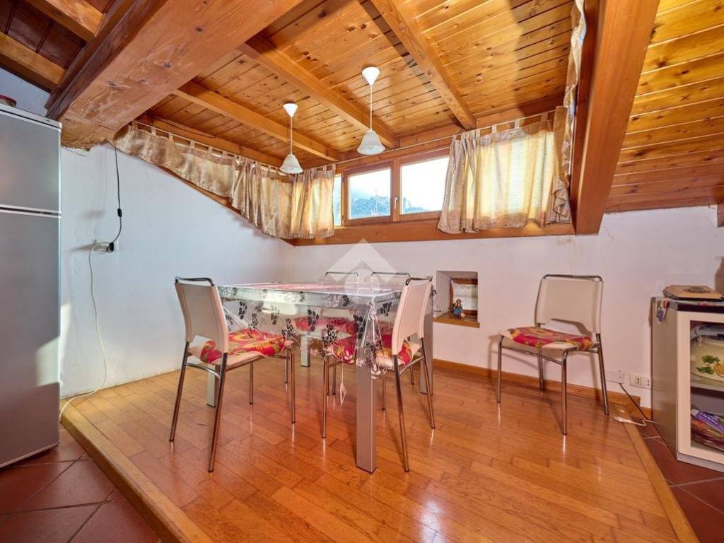 Appartamento a Brenzone sul garda in Piazza Olivo, 9 - Foto 2