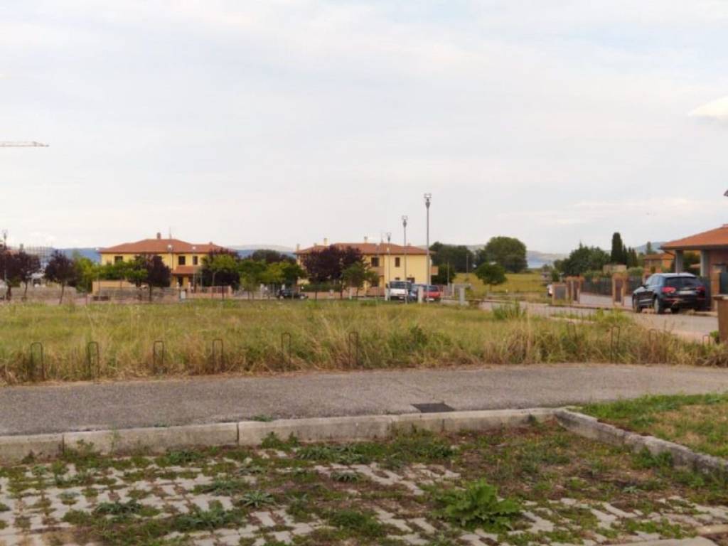 Terreno a Castiglione del lago in Via Ugo Foscolo - Foto 3