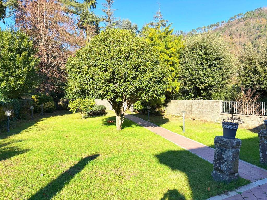 Villa a Bagni di lucca in Via Umberto I, 167 - Foto 2