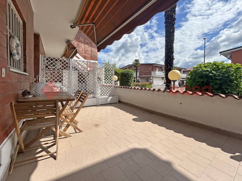 Appartamento a Castelletto sopra ticino in Viale Lago Maggiore - Foto 2