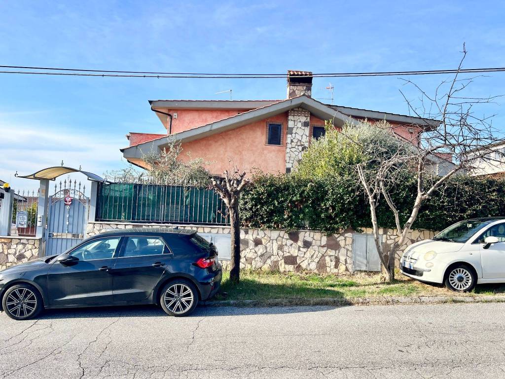 Villa a Guidonia montecelio in Via Gian Lorenzo Bernini - Foto 2