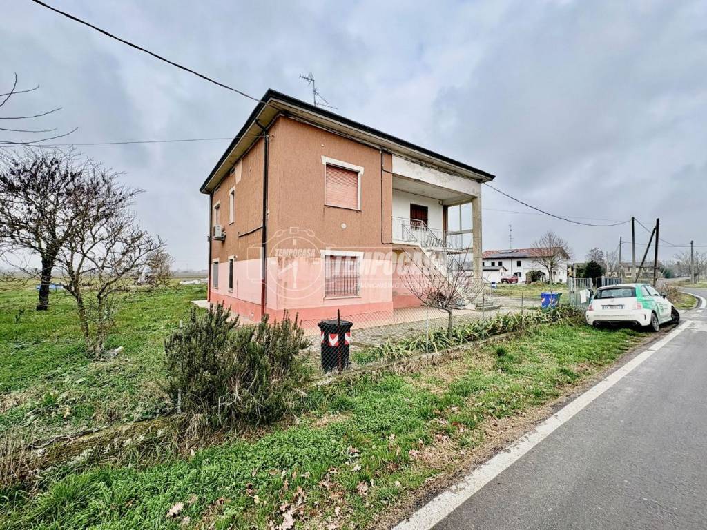 Casa indipendente a Mirandola in Via Cazzuola 3/5 - Foto 2