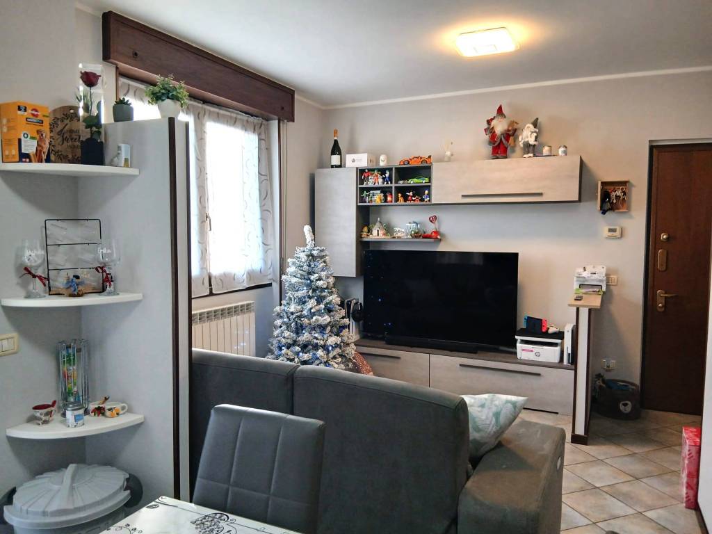 Appartamento a Gorla minore in Via Ugo Foscolo - Foto 4
