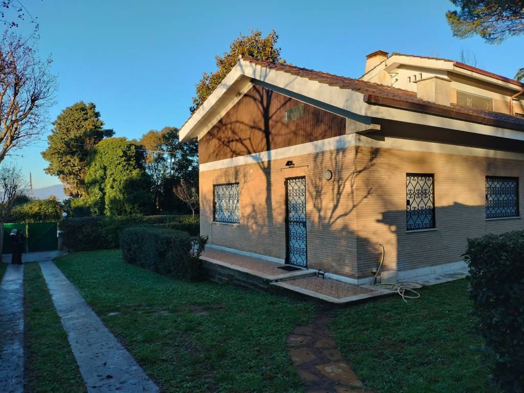 Villa a Anguillara sabazia in Via Lungolago delle Muse - Foto 2