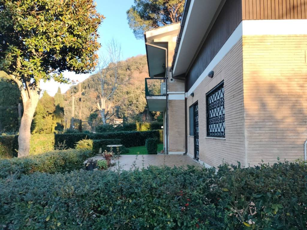 Villa a Anguillara sabazia in Via Lungolago delle Muse - Foto 3