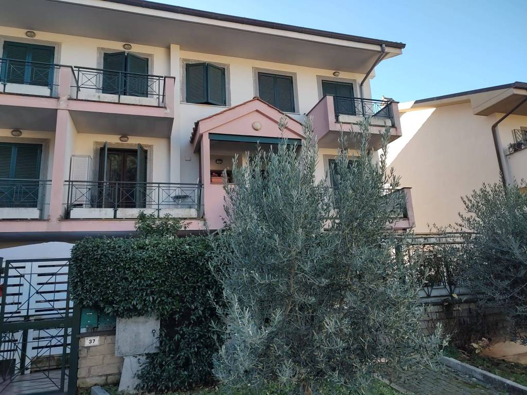 Appartamento a Grottaferrata in Via Carlo Alberto Dalla Chiesa, 37 - Foto 2