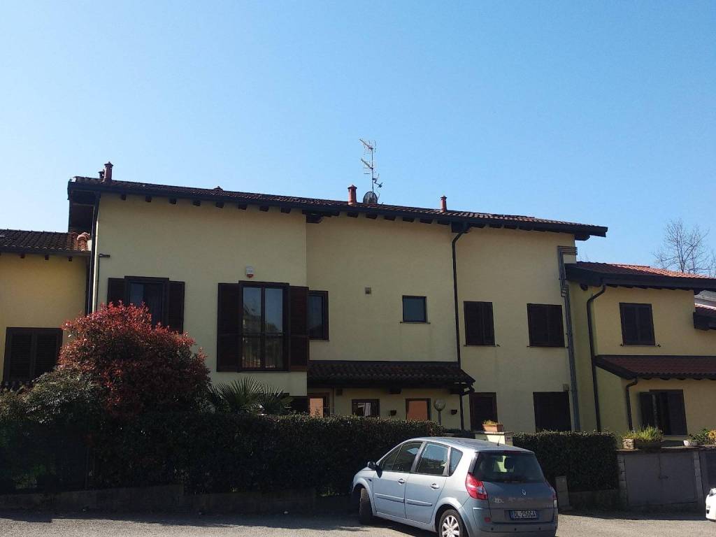 Appartamento a Cadrezzate con osmate in Via Mario Vallerini - Foto 2