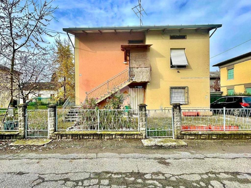 Casa indipendente a Castelnovo di sotto in Via Fratelli Manfredi, 1 - Foto 2