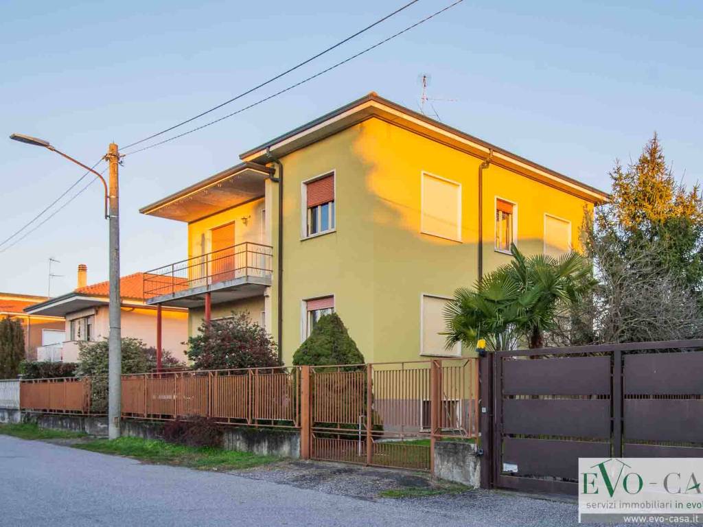 Villa a Magnago in Via Amatore Sciesa, 10 - Foto 2