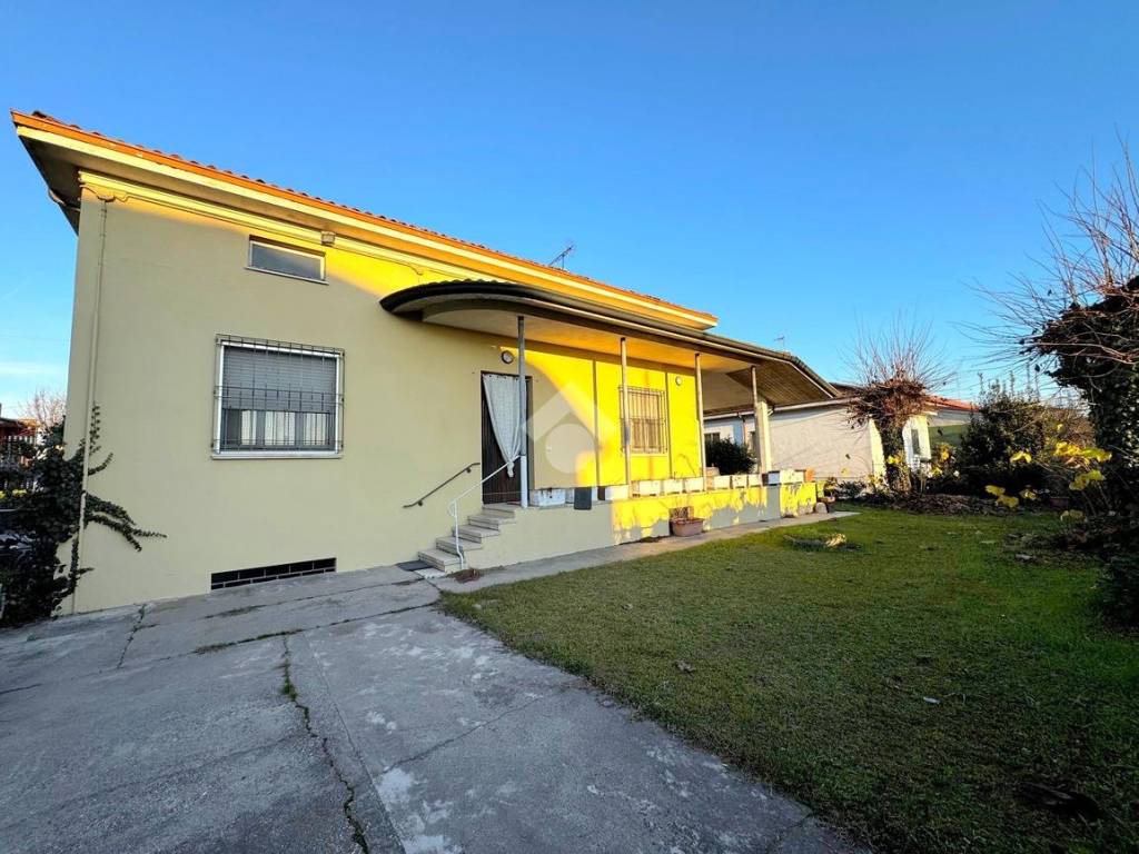 Villa a Goito in Strada Statale Goitese, 136 - Foto 2