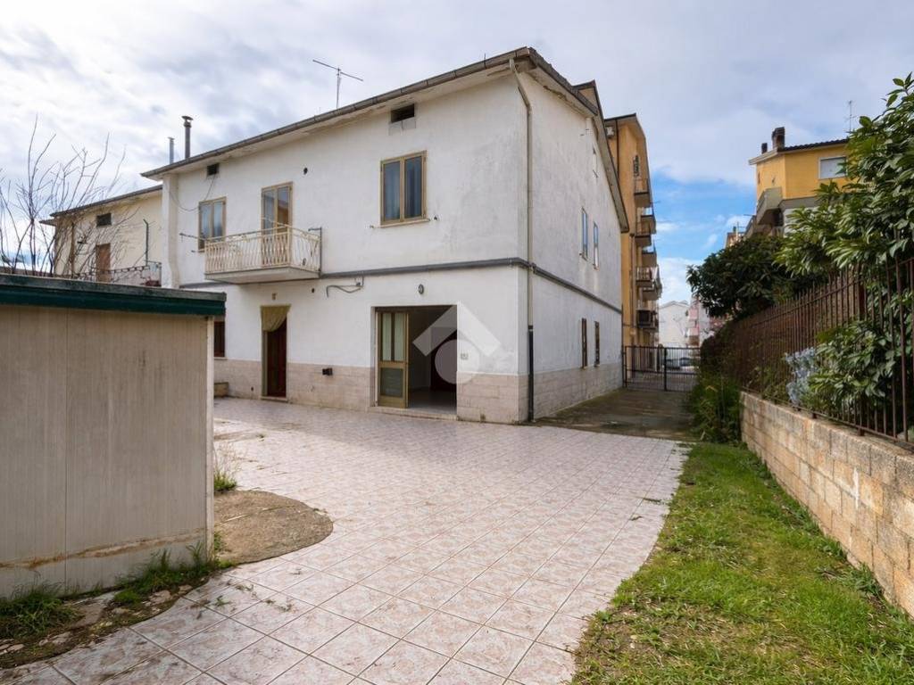 Casa indipendente a San giovanni rotondo in Via Alcide de Gasperi, 7 - Foto 2