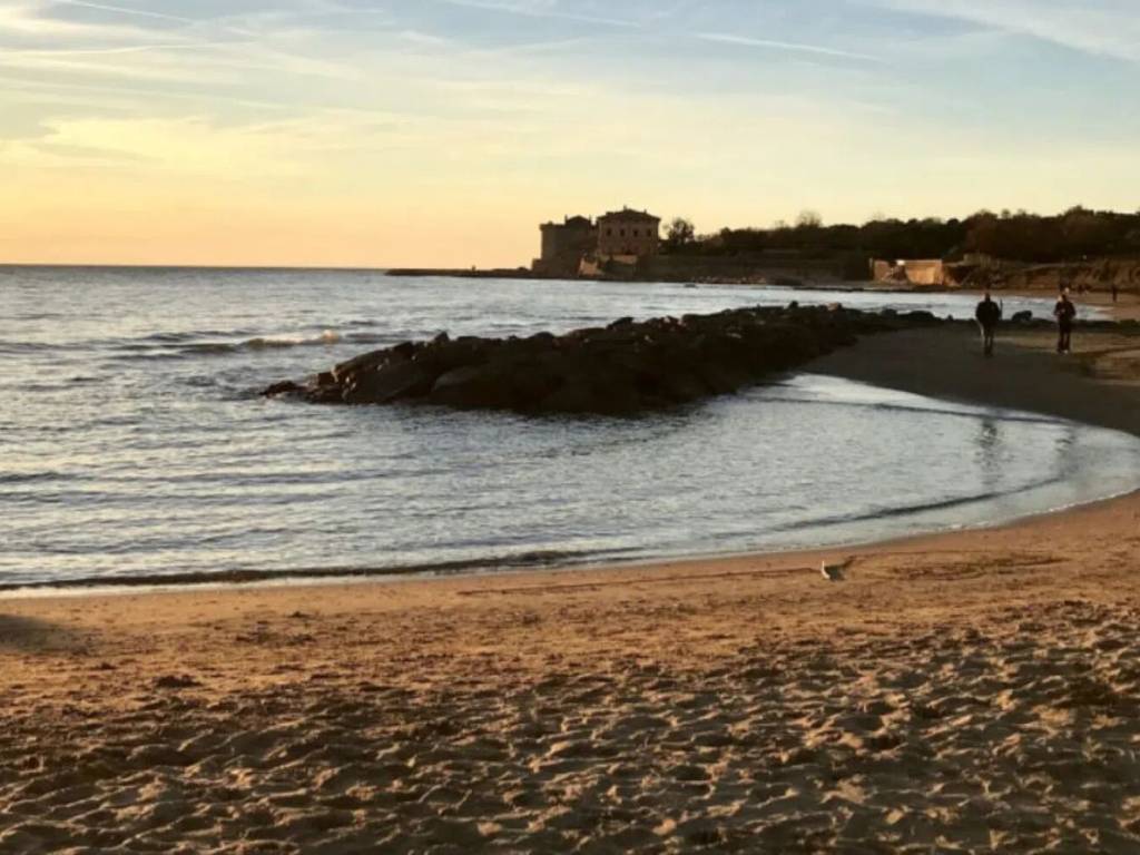 Villa a Ladispoli in Via Della Luna - Foto 2