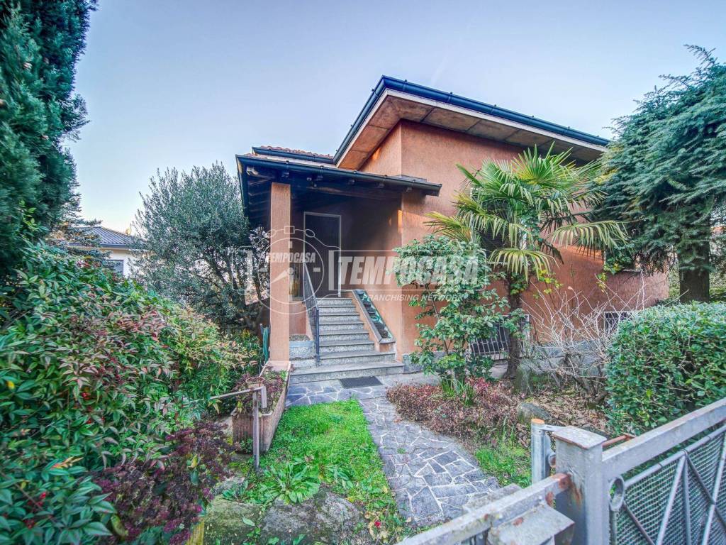 Villa a Daverio in Via Cesare Battisti 24 - Foto 2