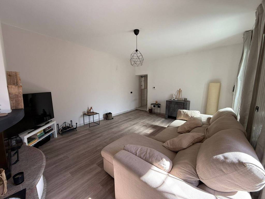 Appartamento a Oltrona di san mamette in Via Vittorio Emanuele II, 7 - Foto 3