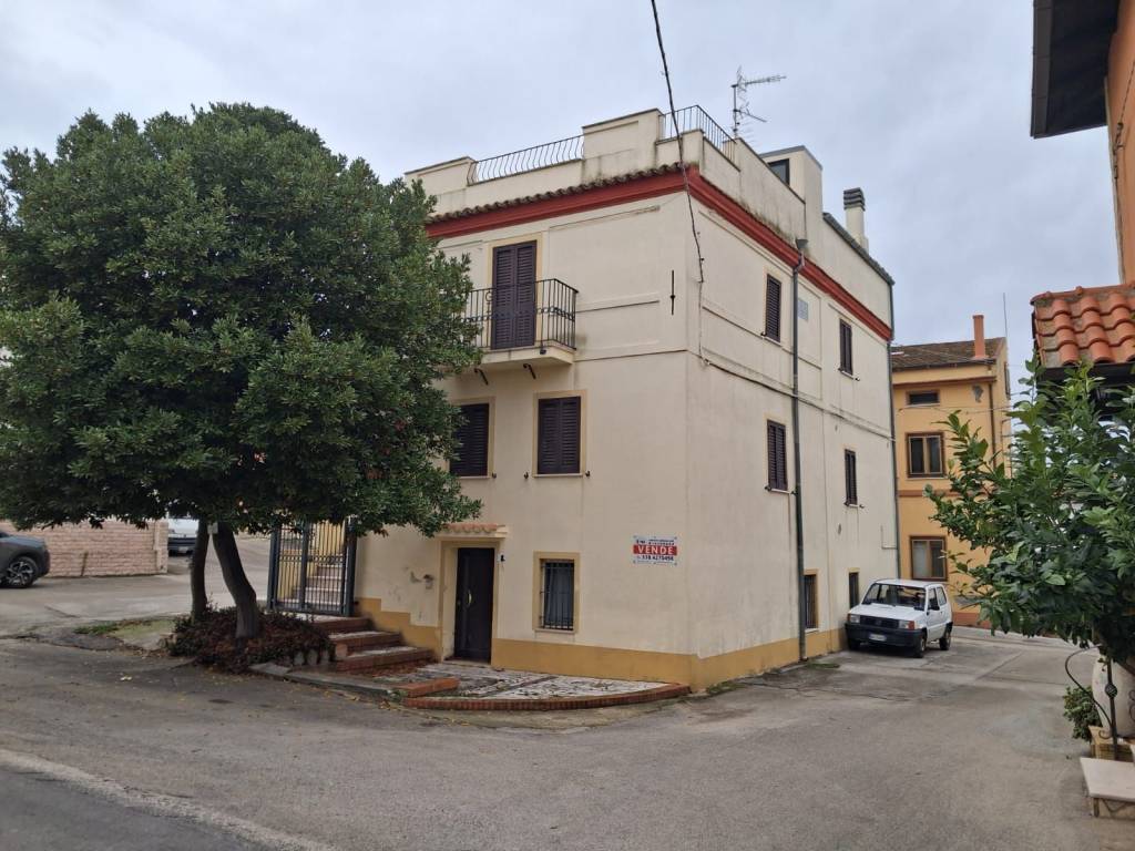 Palazzo / stabile a Petacciato in Piazza dell'Autonomia - Foto 3